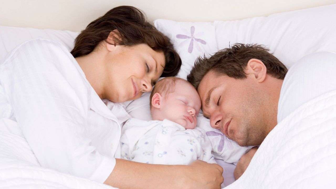 Bambino dorme con genitori
