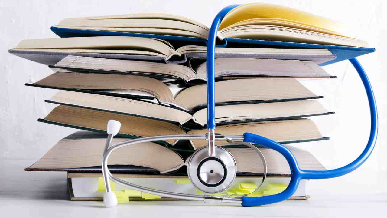 Borsa di studio troppo bassa, laureata in medicina fa una scelta clamorosa