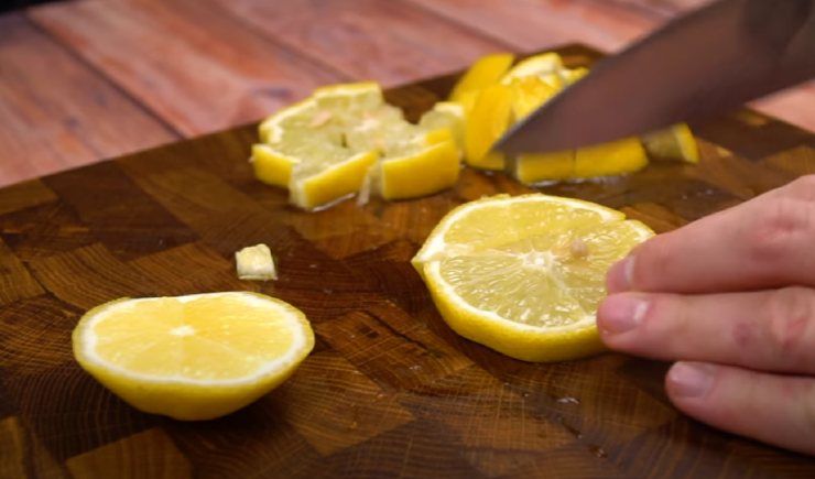 Couper le citron en cubes