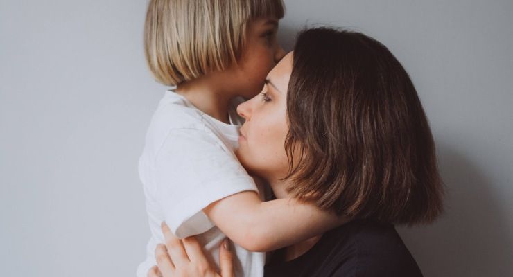 Dopo coma figlio abbraccia mamma