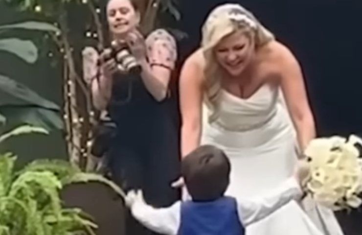 Mamma e bambino uniti in un momento bellissimo al matrimonio