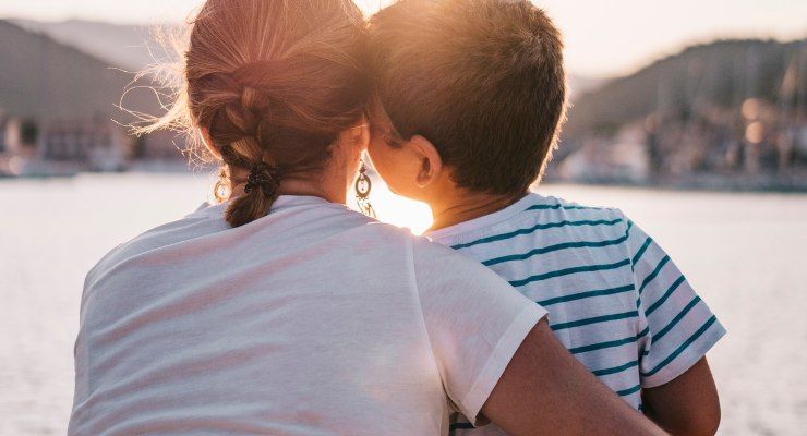 Abbraccio emozione mamma figlio