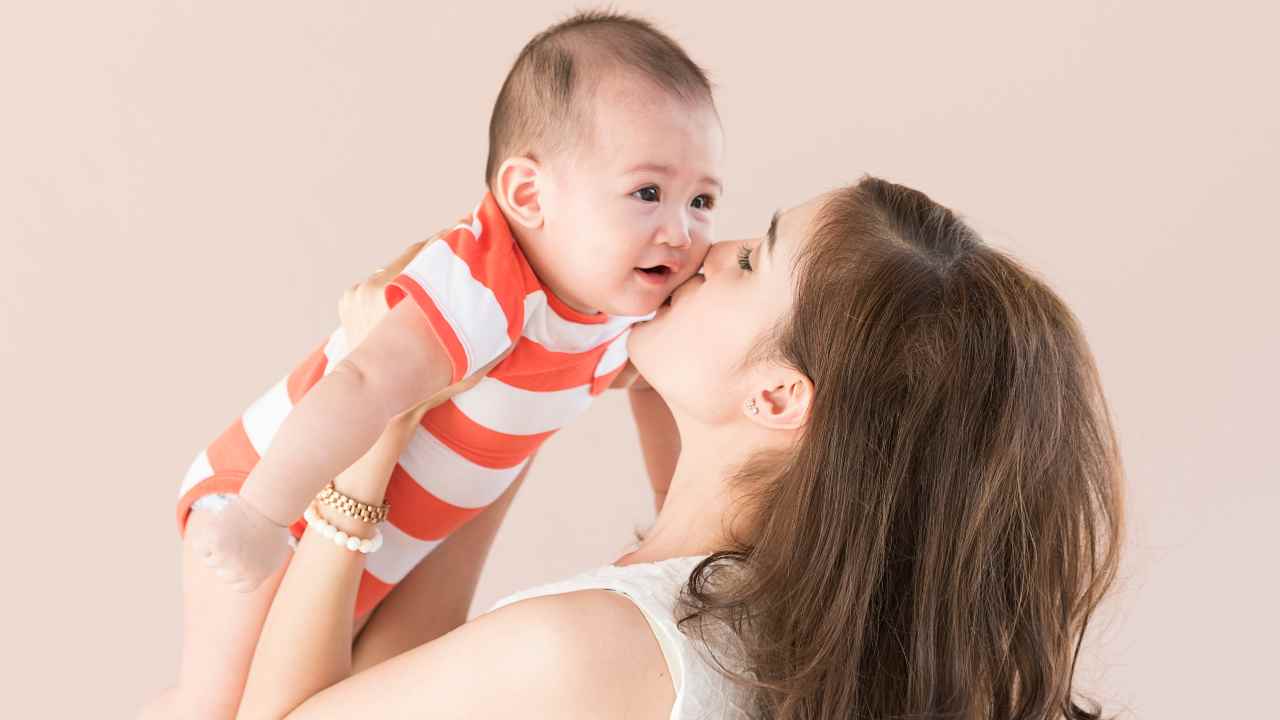 Mamma e bambino uniti in un momento bellissimo al matrimonio