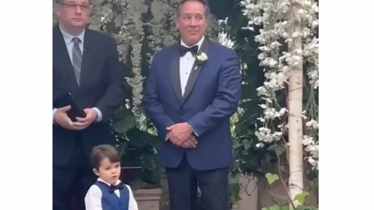 Mamma e bambino uniti in un momento bellissimo al matrimonio