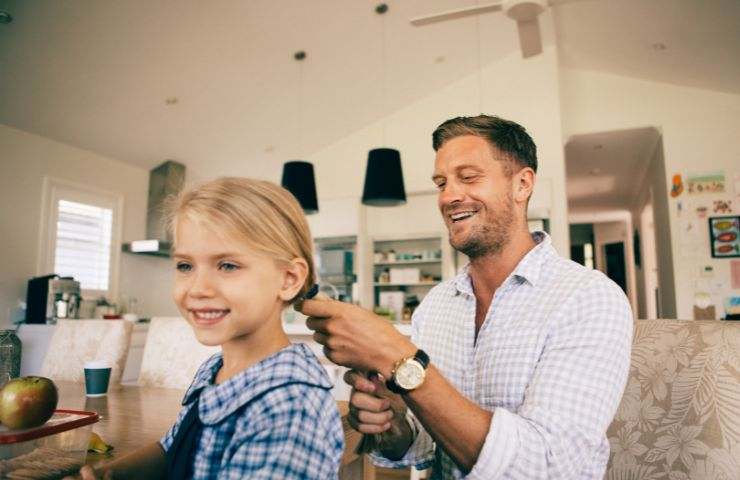 Papà fa capelli a bambina