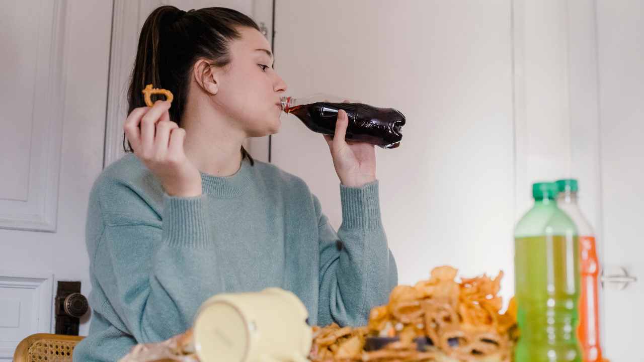 Nuova grave conseguenza scoperta se mangi cibo spazzatura