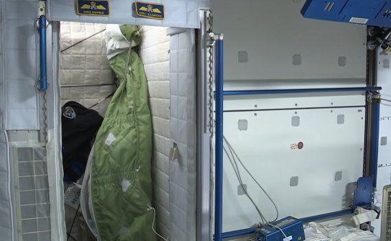 Come dormono gli astronauti quando sono nello spazio e che sistemi usano