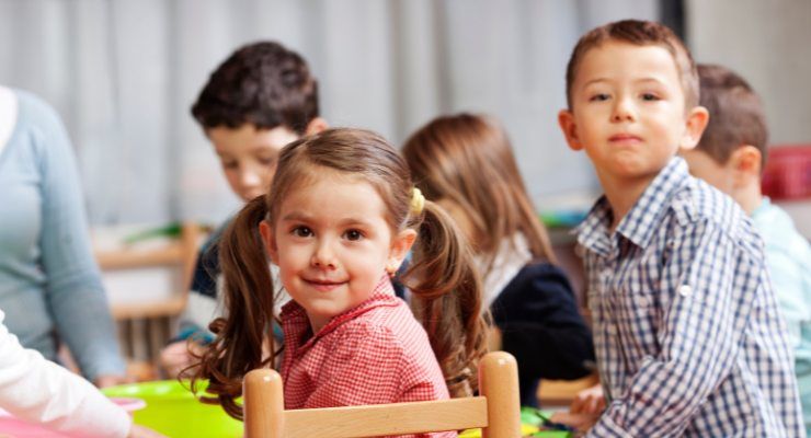 Bambini separati adulti tavola