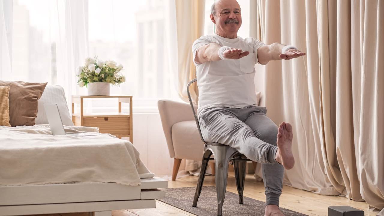 Anziani, quali esercizi si possono svolgere restando seduti