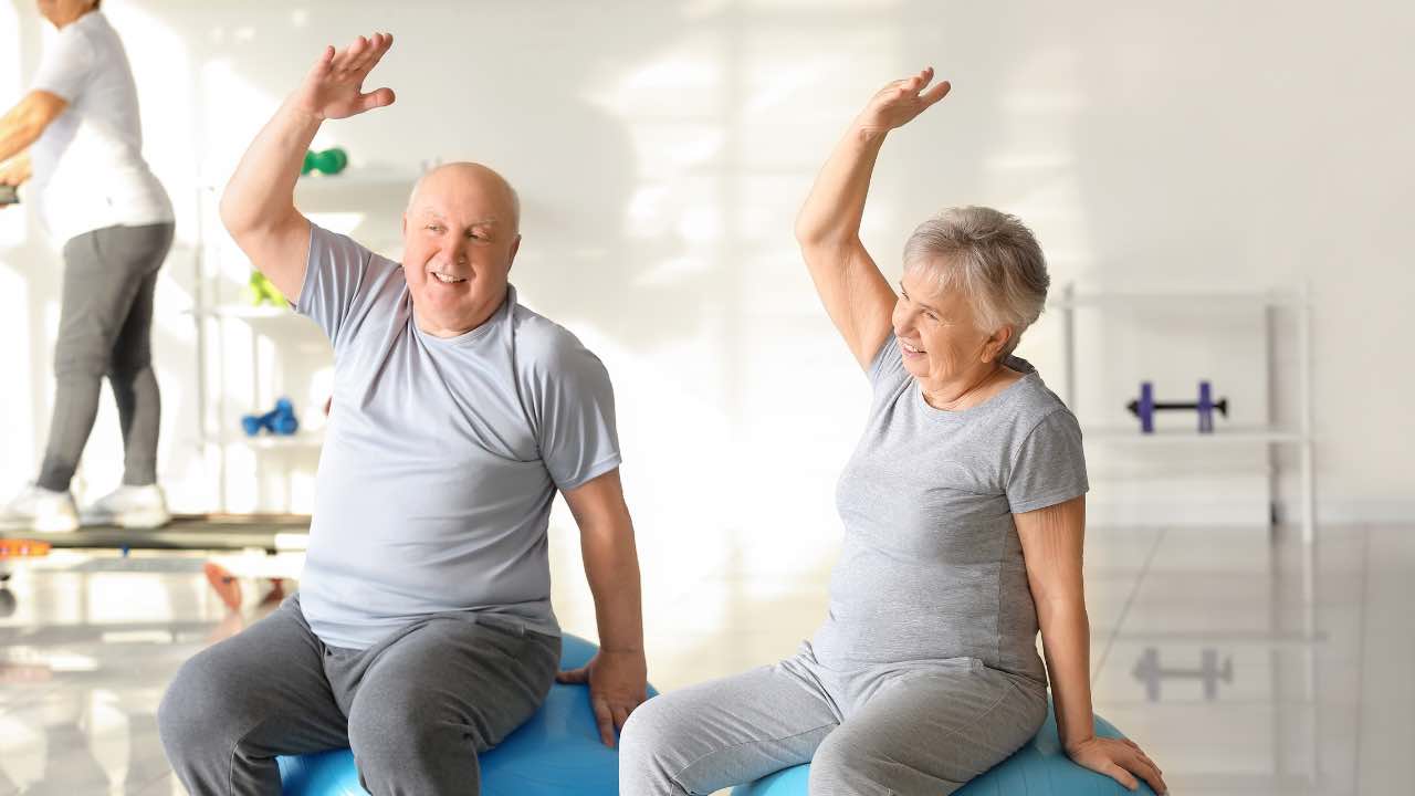 Anziani, quali esercizi si possono svolgere restando seduti 