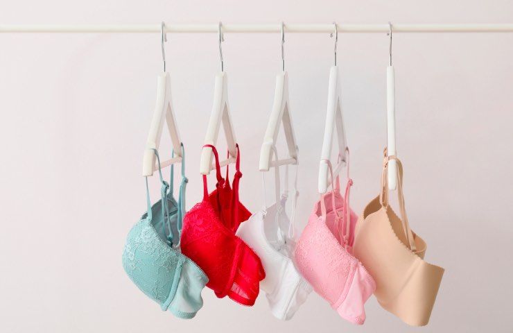 Stare in casa senza reggiseno