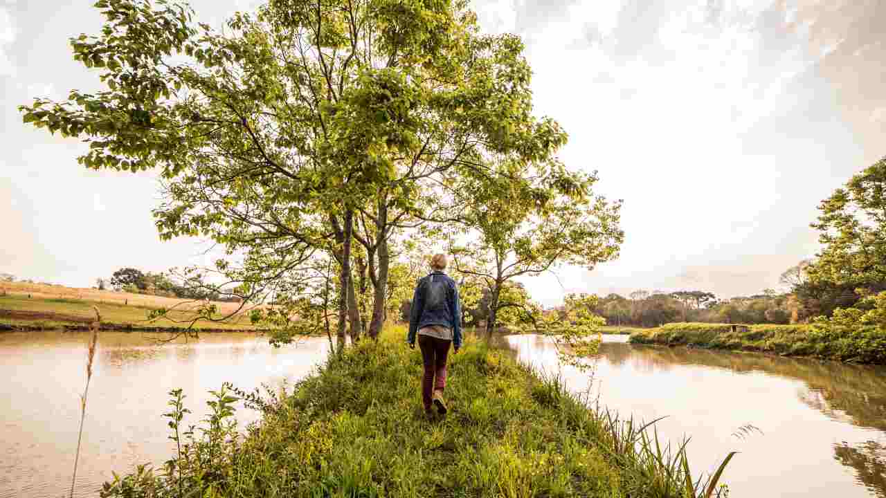 Tutti i benefici della "silent walk", la camminata meditativa