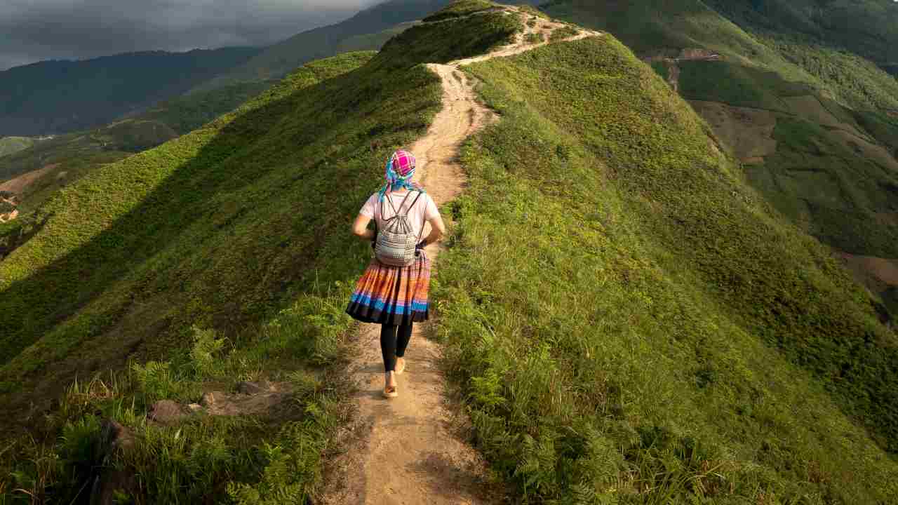 Tutti i benefici della "silent walk", la camminata meditativa che fa bene a corpo e mente