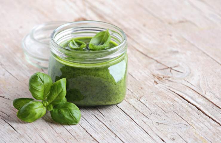 Mangia il pesto e si sente male, colpa del botulismo