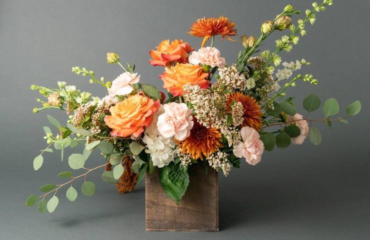 Vaso con fiori secchi autunnali