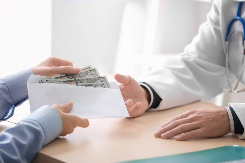 Quando guadagnano i dottori in Italia? Le cifre variano moltissimo