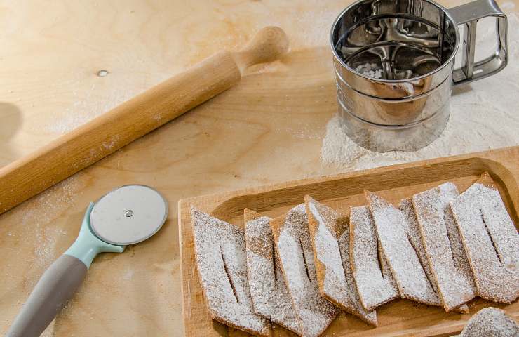 Chiacchiere rotella zucchero a velo e mattarello