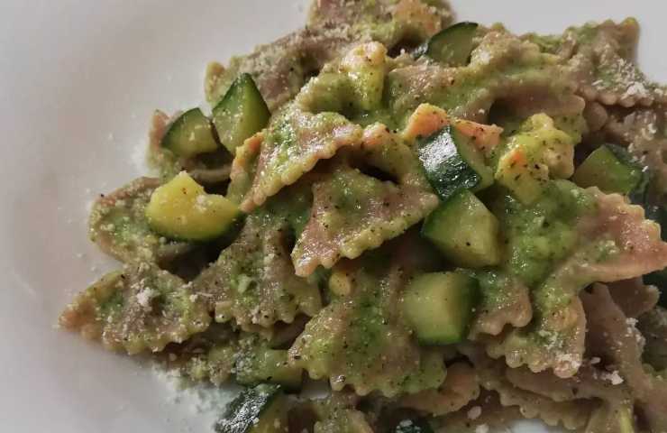 Farfalle integrali con zucchine