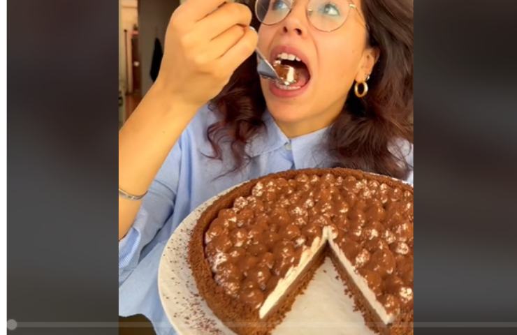 donna mangia la crostata al tiramisù