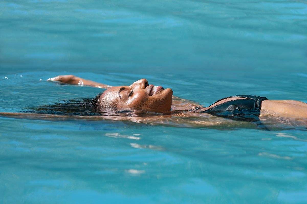 meditazione galleggiando sull'acqua