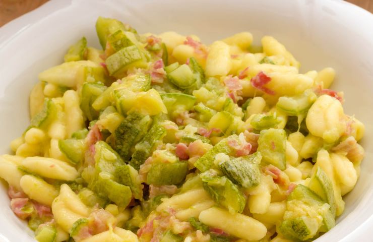 Pasta al forno con zucchine e guanciale