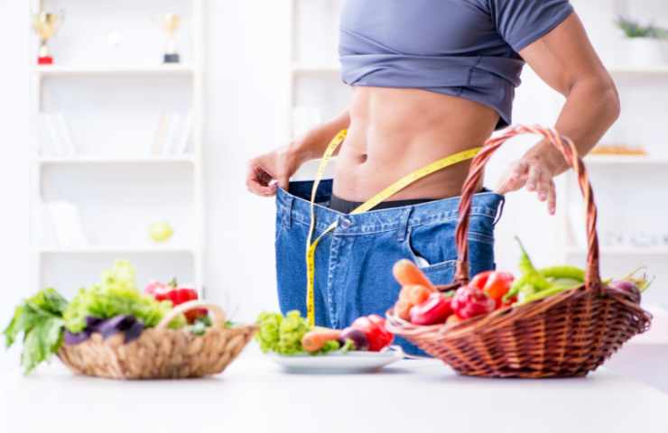 ragazza con jeans largo con cestini di frutta e verdura