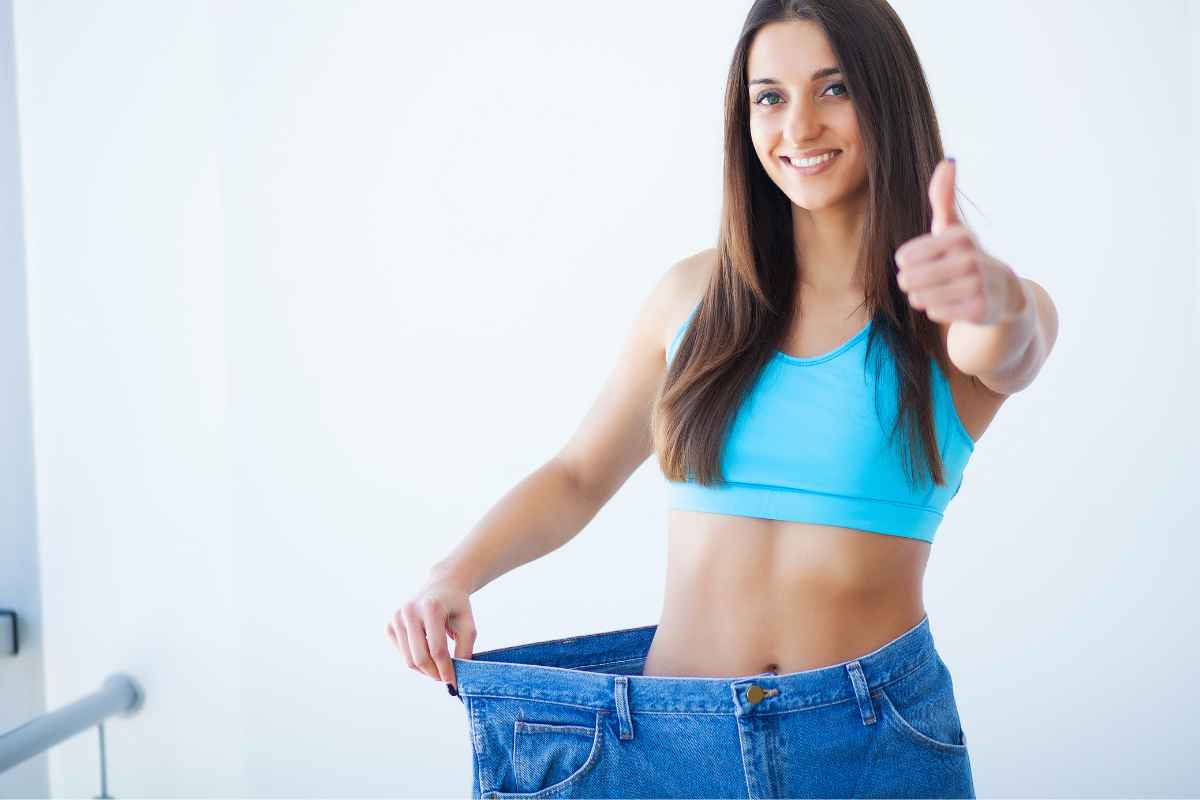 ragazza con jeans largo