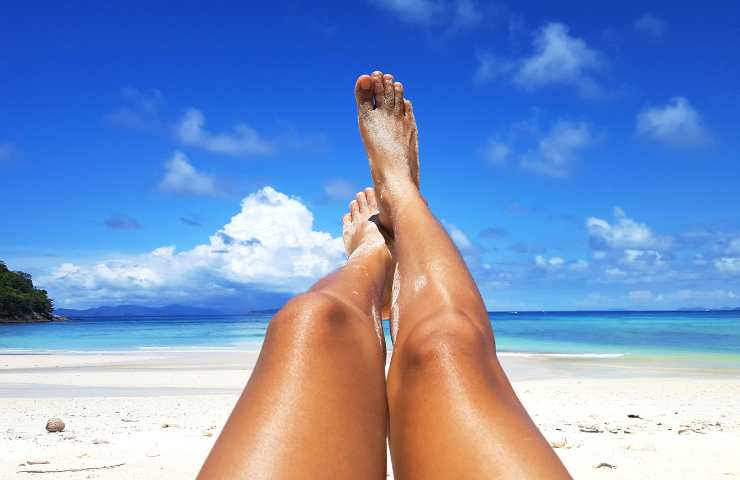 gambe abbronzate al mare