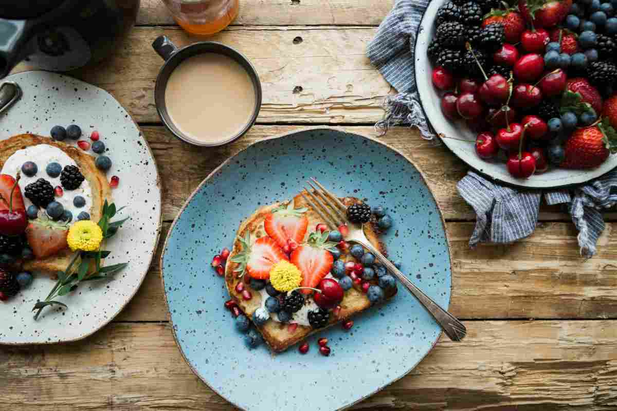 Colazione con toast e frutta