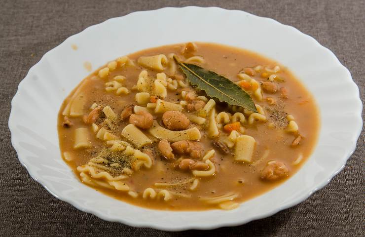 Pasta e fagioli nel piatto bianco