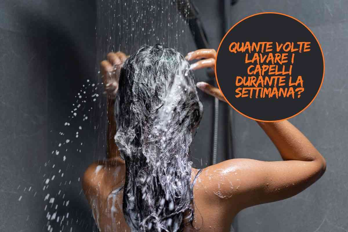 Ragazza lava i capelli