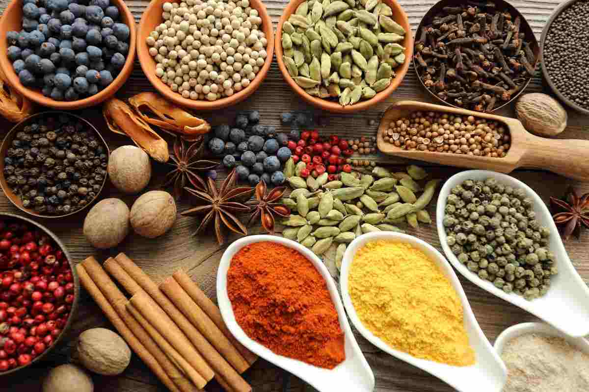 Spezie ordinate in tavola