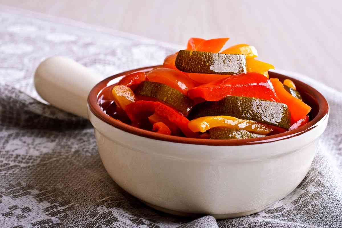 peperoni e zucchine cotti in una ciotola