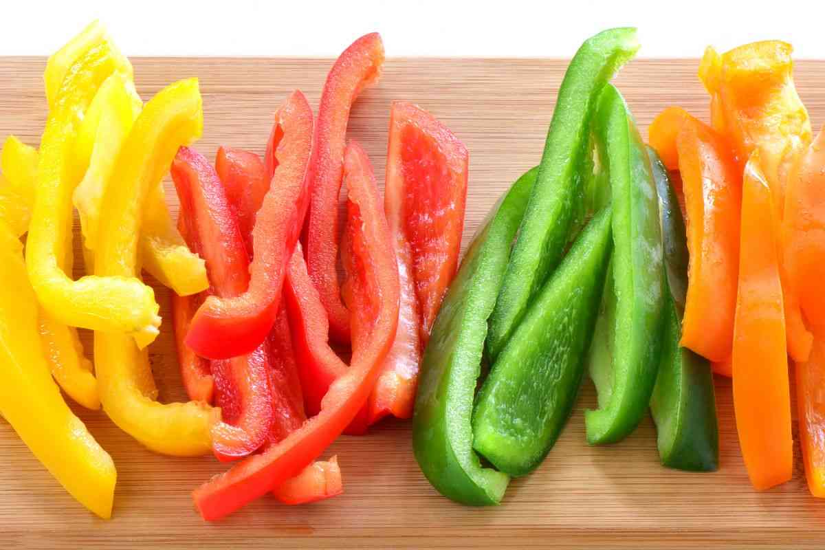 peperoni tagliati a listarelle
