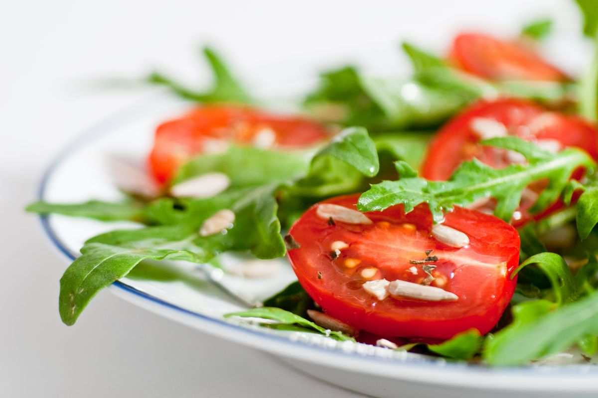insalata con rucola pomodorini e pinoli