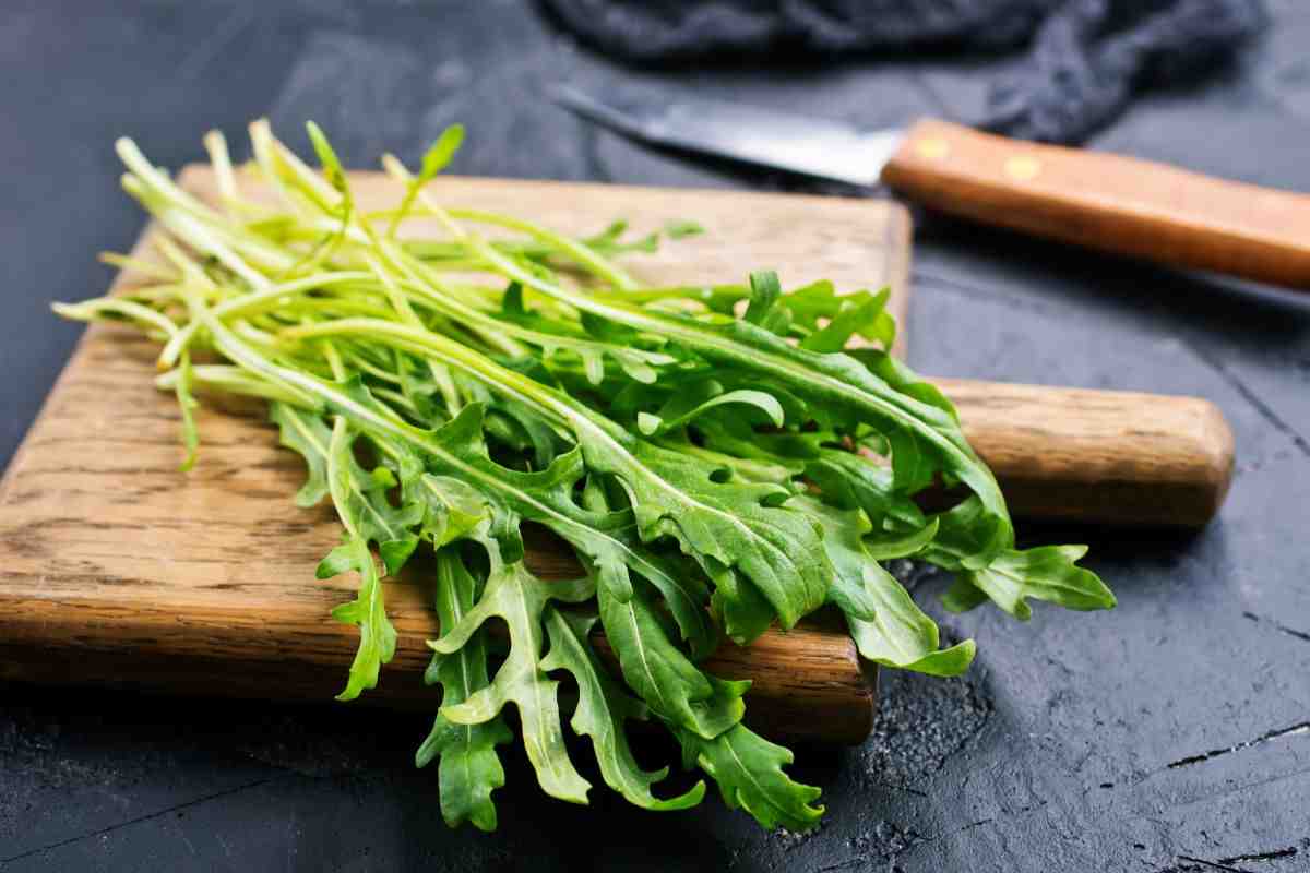 rucola su un tagliere di legno