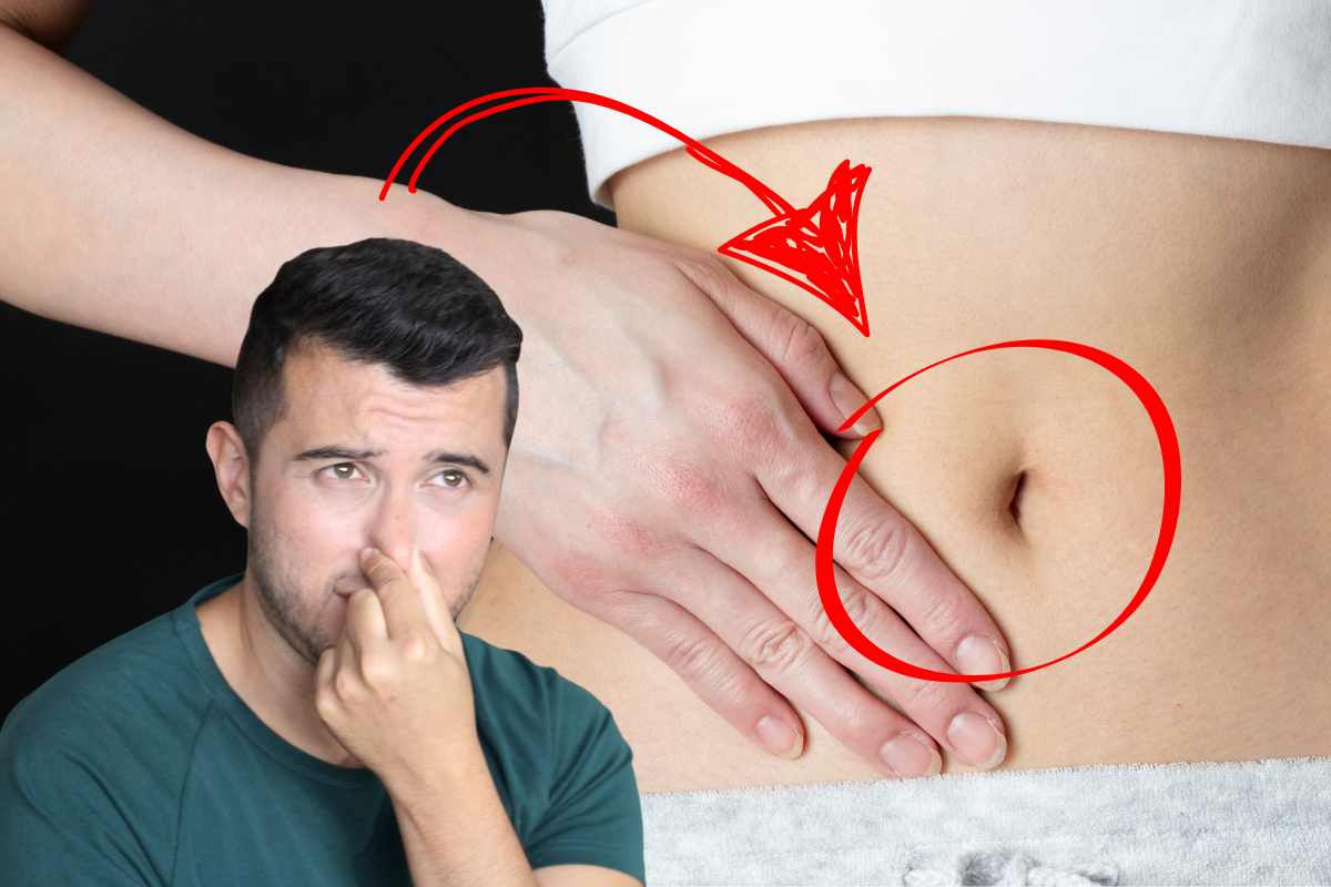 Uomo con naso turato e ombelico evidenziato da una freccia e un cerchio