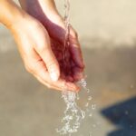 Mani colme di acqua