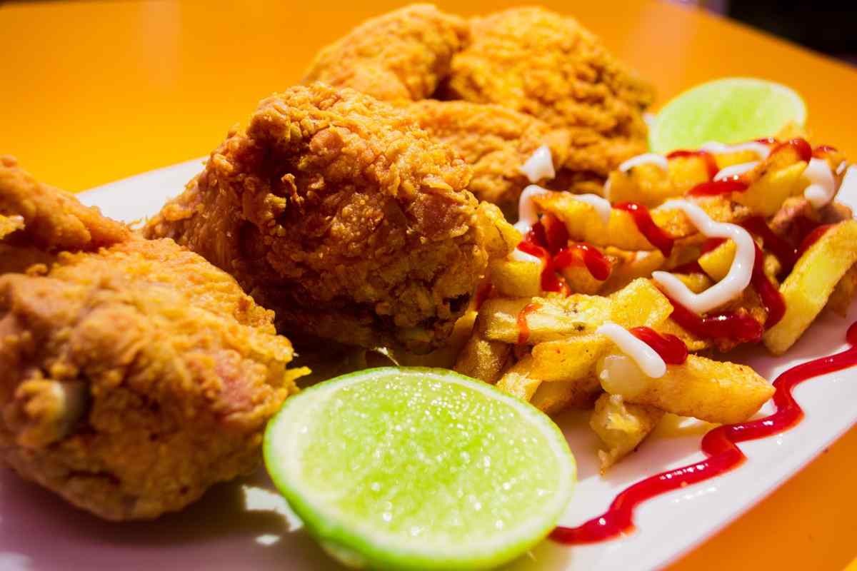 Pollo fritto con chips