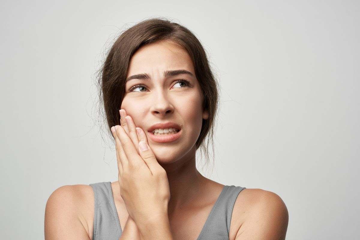 Ragazza afflitta da dolore ai denti