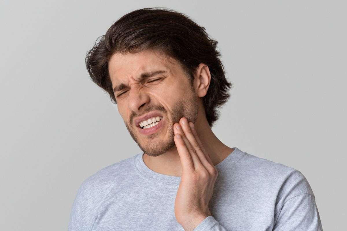 Ragazzo con mal di denti