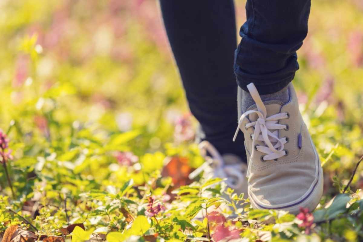 Ragazza che cammina nel prato
