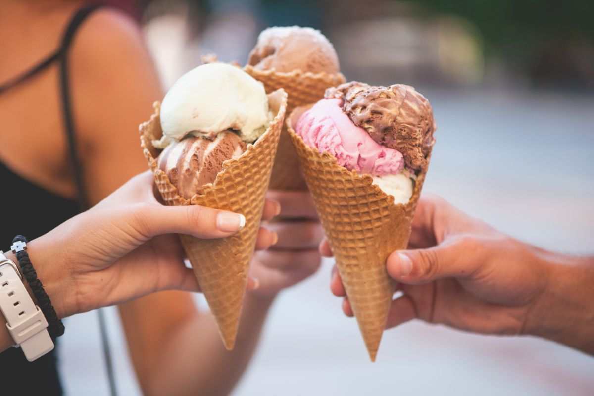 ragazze che mangiano un cono con gelato