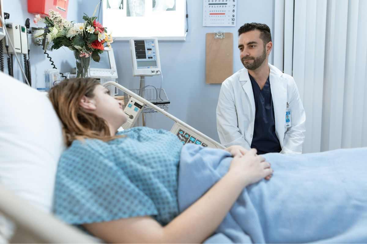 Donna in ospedale controllata dal medico