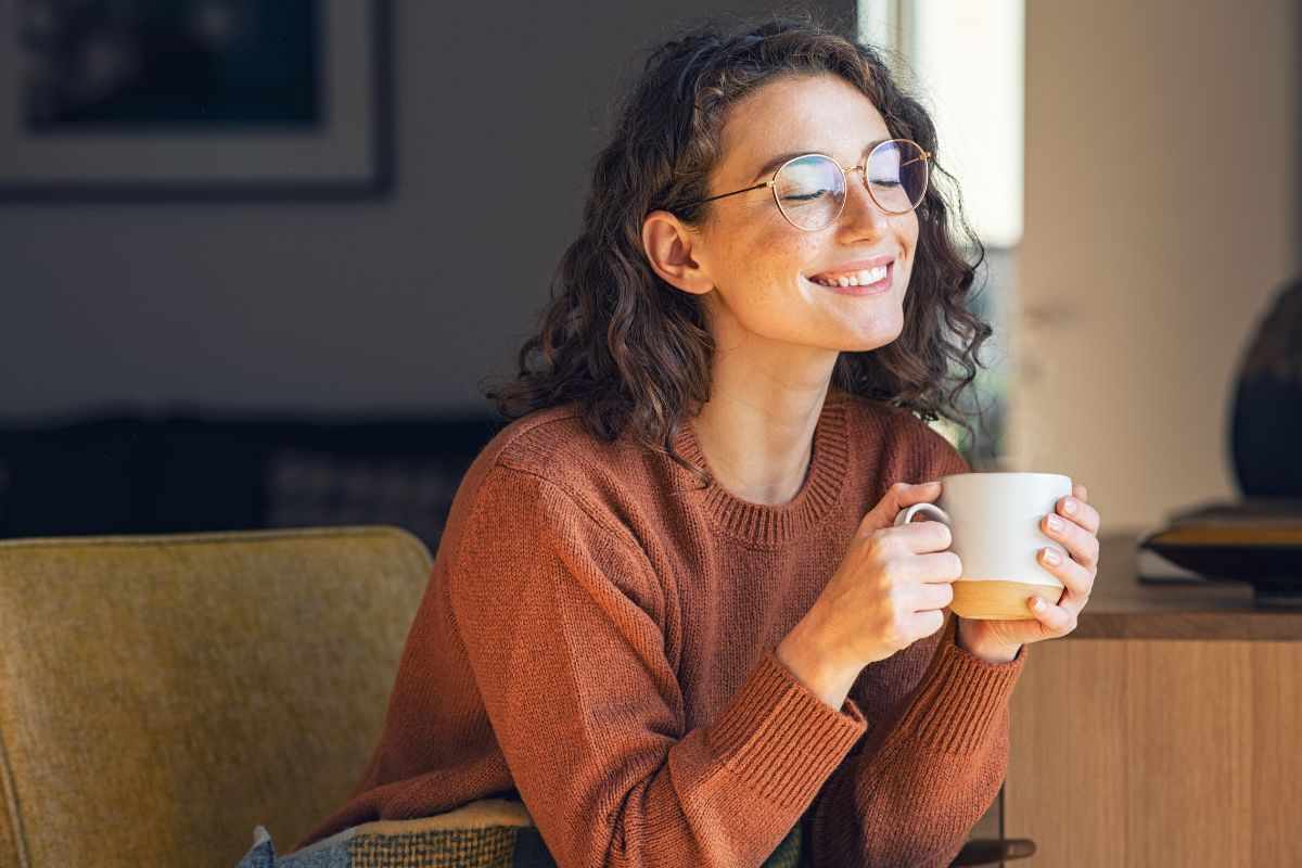 Ragazza sorseggia tisana