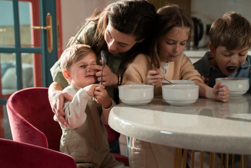 Bambini che mangiano