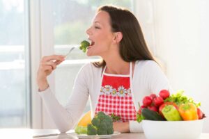 donna mangia broccoli crudi