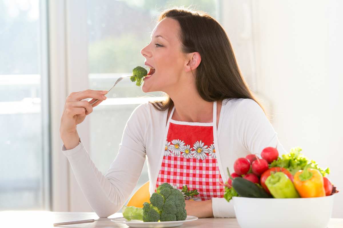 donna mangia broccoli crudi