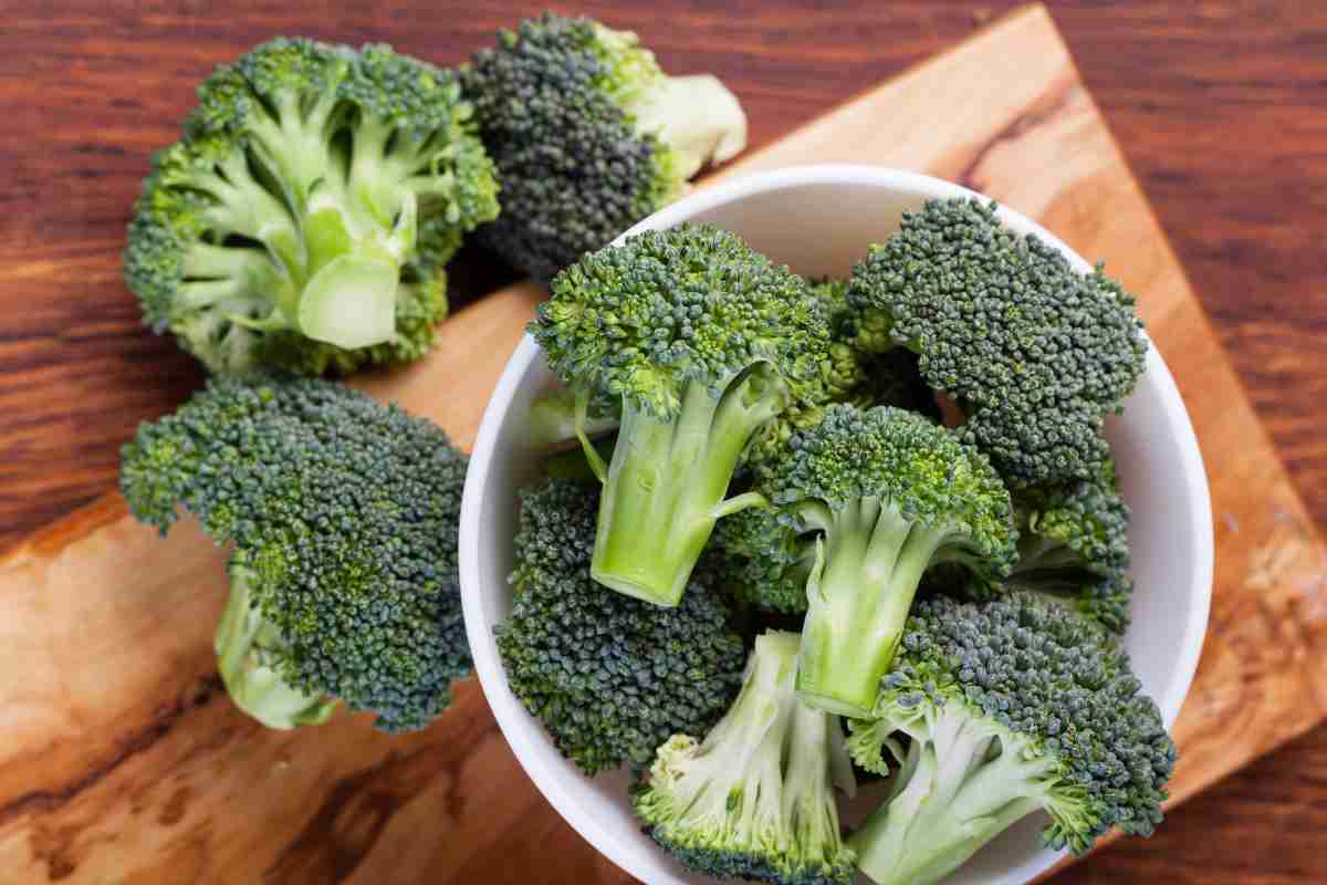 broccoli in ciotola e tagliere di legno
