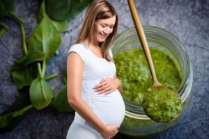 pesto di basilico e donna incinta